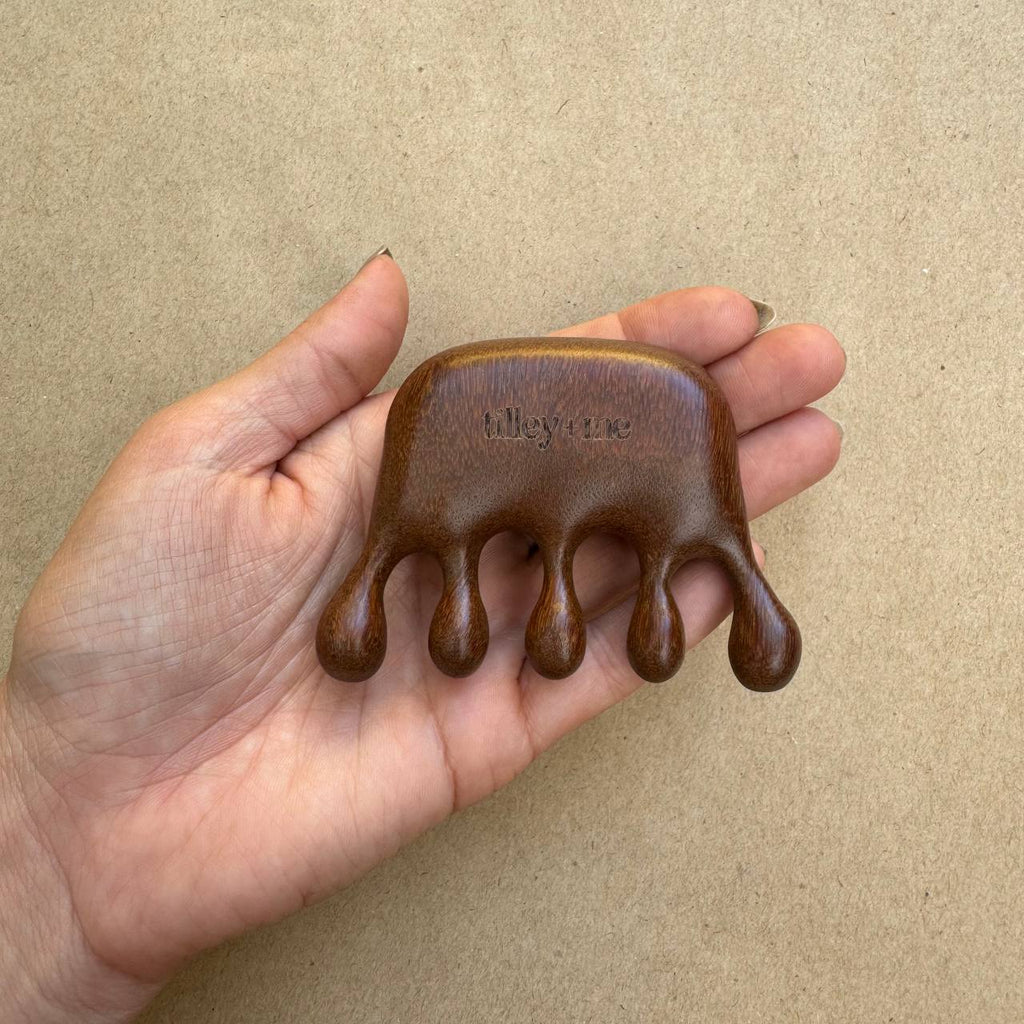 Sandalwood Pet Massage Tool – Relieves Shedding & Boosts Circulation